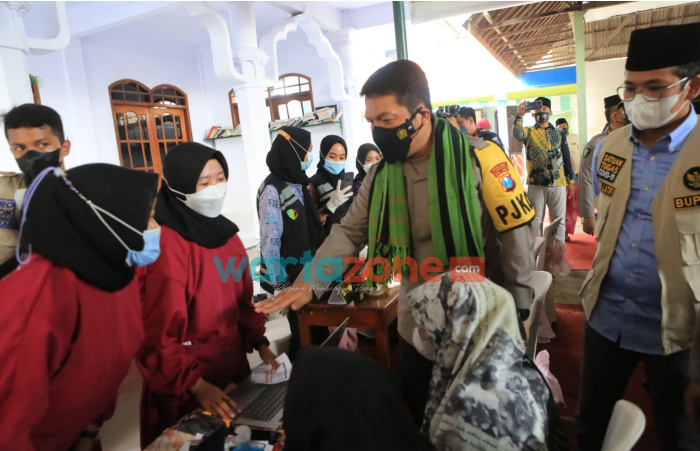 Foto: Kapolda Jatim, Irjen Pol Nico Afinta, saat melakukan pengecekan akselerasi vaksinasi yang digelar secara nasional dan serentak di seluruh Indonesia.
