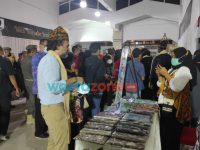 Foto: Artis Jeremy Thomas saat meninjau UMKM Jember di event JKCI 2021, Jumat (26/11/2021) malam.