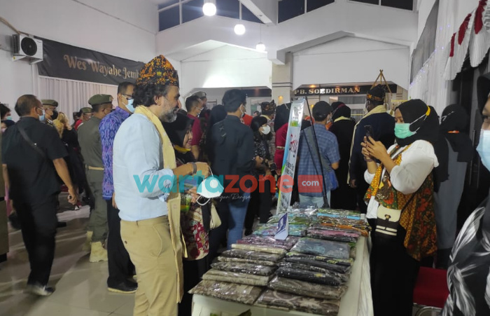 Foto: Artis Jeremy Thomas saat meninjau UMKM Jember di event JKCI 2021, Jumat (26/11/2021) malam.