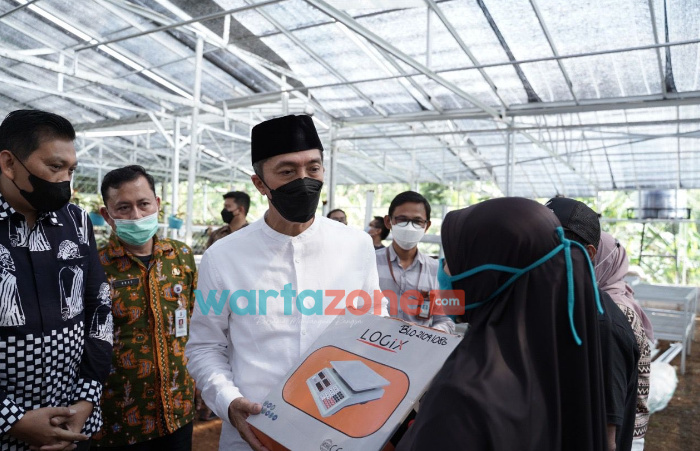Foto: Wakil Wali Kota Bogor, Dedie A Rachim, saat peresmian green house bagi para petani tanaman hias di Kelurahan Bojongkerta, Kecamatan Bogor Selatan, Kota Bogor.