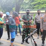 Foto: Kapolresta Bogor Kota, Kombes Pol Susatyo Purnomo Condro (kanan) saat pemeriksaan pengunjung seputaran kebon raya bogor, Minggu (28/11/2021) pagi.