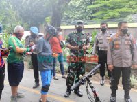 Foto: Kapolresta Bogor Kota, Kombes Pol Susatyo Purnomo Condro (kanan) saat pemeriksaan pengunjung seputaran kebon raya bogor, Minggu (28/11/2021) pagi.