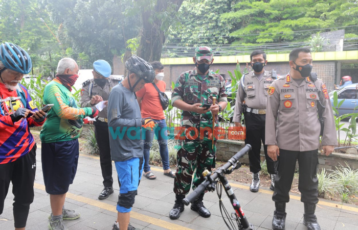 Foto: Kapolresta Bogor Kota, Kombes Pol Susatyo Purnomo Condro (kanan) saat pemeriksaan pengunjung seputaran kebon raya bogor, Minggu (28/11/2021) pagi.