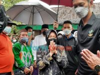 Foto: Menteri Sosial (Mensos) RI Tri Rismaharini, saat menjenguk ke kediamanan Rudi dan Rosidi di Dusun Wringinsari, Desa Jatimulyo, Kecamatan Jenggawah, Kabupaten Jember.
