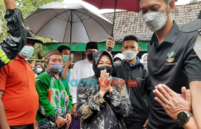 Foto: Menteri Sosial (Mensos) RI Tri Rismaharini, saat menjenguk ke kediamanan Rudi dan Rosidi di Dusun Wringinsari, Desa Jatimulyo, Kecamatan Jenggawah, Kabupaten Jember.