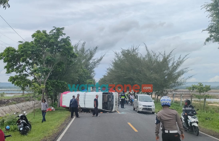 Foto: Kecelakaan lalulintas menimpa minibus di jalan raya Nambakor, Kecamatan Saronggi, Kabupaten Sumenep, Madura.