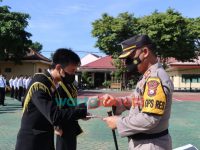 Foto: Kapolres Magetan, AKBP Yakhob Silvana Delareskha, saat memimpin upacara pemberian penghargaan kepada duta Lalu Lintas Polres Magetan yang berhasil meraih juara 1 tingkat Polda Jatim.