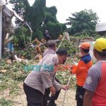 Foto: Forkopimcam Kecamatan Camplong beserta personil BPBD Kabupaten Sampang dan perangkat desa serta santri pondok pesantren Nurul Alam Desa Prajjan, saat melaksanakan kerja bakti membersihkan pohon tumbang yang menimpa bangunan Ponpes.