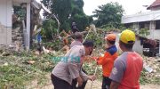Foto: Forkopimcam Kecamatan Camplong beserta personil BPBD Kabupaten Sampang dan perangkat desa serta santri pondok pesantren Nurul Alam Desa Prajjan, saat melaksanakan kerja bakti membersihkan pohon tumbang yang menimpa bangunan Ponpes.