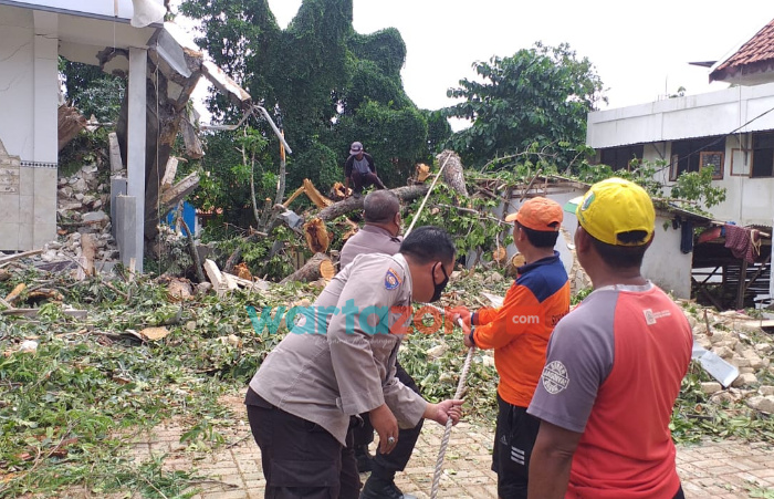 Foto: Forkopimcam Kecamatan Camplong beserta personil BPBD Kabupaten Sampang dan perangkat desa serta santri pondok pesantren Nurul Alam Desa Prajjan, saat melaksanakan kerja bakti membersihkan pohon tumbang yang menimpa bangunan Ponpes.