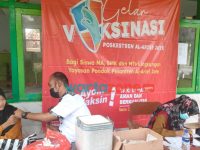 Foto: Para santri Yayasan Pondok Pesantren Al-Arief Jate Giliraja, terpantau antusias mengikuti vaksinasi massal covid-19 di Poskestren setempat.