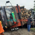 Foto: Sebuah Truk Fuso menimpa Mobil L300 dan warung es di Jalan raya dr. Wahidin, Kecamatan Kalisat, Selasa (30/11/2021) siang.