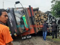 Foto: Sebuah Truk Fuso menimpa Mobil L300 dan warung es di Jalan raya dr. Wahidin, Kecamatan Kalisat, Selasa (30/11/2021) siang.
