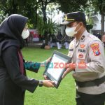 Foto: Bupati Banyuwangi, Ipuk Fiestiandani, saat menyerahkan penghargaan kepada Polresta Banyuwangi dalam rangka memperingati Hari Kesehatan Nasional (HKN) ke 57.