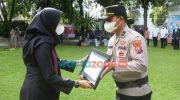 Foto: Bupati Banyuwangi, Ipuk Fiestiandani, saat menyerahkan penghargaan kepada Polresta Banyuwangi dalam rangka memperingati Hari Kesehatan Nasional (HKN) ke 57.