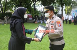 Hari Kesehatan Nasional 2021, Bupati Ipuk Beri Penghargaan Kepada Polresta Banyuwangi