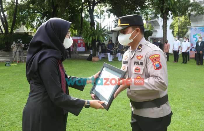 Foto: Bupati Banyuwangi, Ipuk Fiestiandani, saat menyerahkan penghargaan kepada Polresta Banyuwangi dalam rangka memperingati Hari Kesehatan Nasional (HKN) ke 57.
