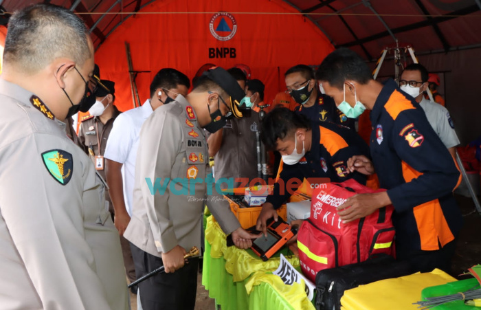 Foto: Biddokkes Polda Jatim dan RS Bhayangkara, saat mengadakan Pelatihan Kesiapsiagaan Bencana di Balai Desa Bareng, Kecamatan Sawahan, Kabupaten Nganjuk.