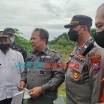 Foto: Bupati Jember, Hendy Siswanto, saat meninjau langsung kondisi banjir yang disebabkan penyempitan bantaran sungai di beberapa desa.