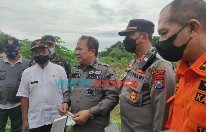 Foto: Bupati Jember, Hendy Siswanto, saat meninjau langsung kondisi banjir yang disebabkan penyempitan bantaran sungai di beberapa desa.