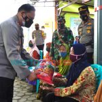 Foto: Kapolres Bojonegoro, AKBP EG Pandia, saat menyalurkan paket sembako disela pelaksanaan vaksinasi lansia, di Gerai Vaksinasi Puskesmas Temayang.