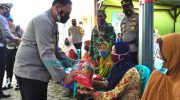 Foto: Kapolres Bojonegoro, AKBP EG Pandia, saat menyalurkan paket sembako disela pelaksanaan vaksinasi lansia, di Gerai Vaksinasi Puskesmas Temayang.