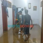 Caption: Tampak warga yang terdampak banjir saat melakukan pembersihan di dalam rumahnya, Kamis (18/11/2021) malam.