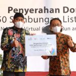Foto: Penyerahan Bantuan Sambungan Listrik Gratis, dari General Manager PLN UID Jawa Timur, Adi Priyanto secara simbolis kepada Bupati, Achmad Fauzi, di Balai Desa Baban Kecamatan Gapura.