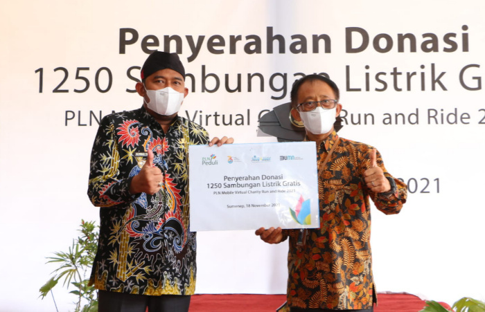 Foto: Penyerahan Bantuan Sambungan Listrik Gratis, dari General Manager PLN UID Jawa Timur, Adi Priyanto secara simbolis kepada Bupati, Achmad Fauzi, di Balai Desa Baban Kecamatan Gapura.