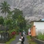 Foto: Kondisi warga sekitar Gunung Semeru Lumajang, Jawa Timur, berhamburan menyelamatkan diri.