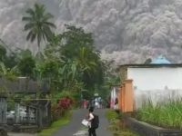 Foto: Kondisi warga sekitar Gunung Semeru Lumajang, Jawa Timur, berhamburan menyelamatkan diri.