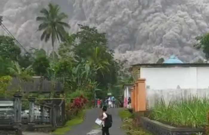 Foto: Kondisi warga sekitar Gunung Semeru Lumajang, Jawa Timur, berhamburan menyelamatkan diri.