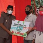 Foto: Bupati Sumenep, Achmad Fauzi, saat menyerahkan BLT-DBHCHT secara simbolis, kepada buruh tani tembakau dan buruh pabrik rokok, di balai Desa Banaresep, Kecamatan Lenteng.