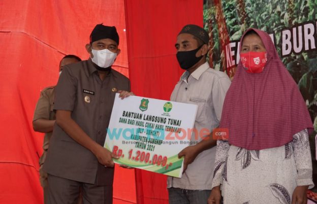 Foto: Bupati Sumenep, Achmad Fauzi, saat menyerahkan BLT-DBHCHT secara simbolis, kepada buruh tani tembakau dan buruh pabrik rokok, di balai Desa Banaresep, Kecamatan Lenteng.