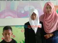 Foto: Jazilatul Karimah (tengah) peraih juara dua lomba pidato Bahasa Arab tingkat kabupaten, saat berfoto bersama Istiana pelatih pidato Bahasa Arab.
