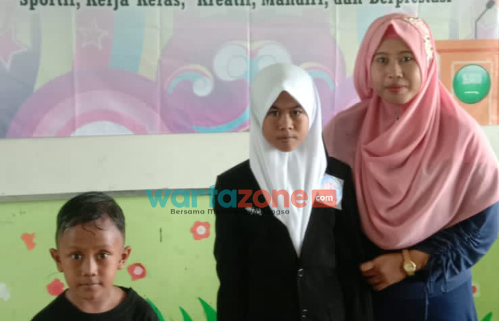 Foto: Jazilatul Karimah (tengah) peraih juara dua lomba pidato Bahasa Arab tingkat kabupaten, saat berfoto bersama Istiana pelatih pidato Bahasa Arab.