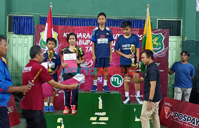 Foto: Ziren Yuliana Asyifa (dua dari kiri), siswi SMPN 2 Saronggi saat menerima hadiah di Kejuaraan Bulutangkis Kabupaten Sumenep 2021 kategori tunggal anak putra. (Foto: Istimewa)