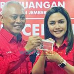 Foto: Pengusaha wanita dan enterpreneur sukses Jember Indi Naidha Wulandari, menerima kartu anggota PDI Perjuangan.
