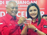 Foto: Pengusaha wanita dan enterpreneur sukses Jember Indi Naidha Wulandari, menerima kartu anggota PDI Perjuangan.