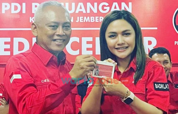 Foto: Pengusaha wanita dan enterpreneur sukses Jember Indi Naidha Wulandari, menerima kartu anggota PDI Perjuangan.