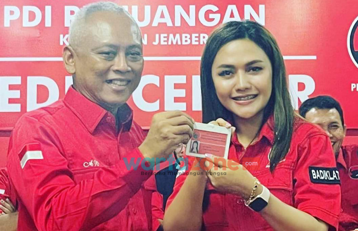 Foto: Pengusaha wanita dan enterpreneur sukses Jember Indi Naidha Wulandari, menerima kartu anggota PDI Perjuangan.