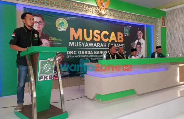 Foto: Politisi muda PKB Sumenep, Irwan Hayat, saat memberikan sambutan usai terpilih menakhodai Dewan Koordinasi Cabang (DKC) Garda Bangsa periode 2021-2026.