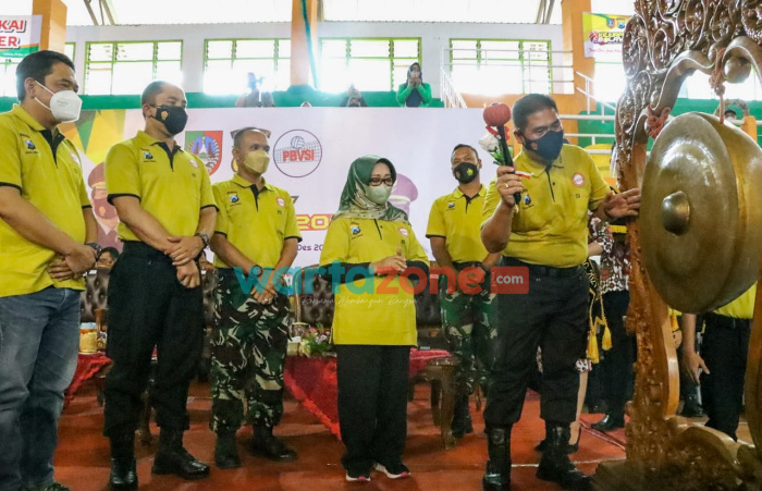 Foto: Wakapolda Jatim, Brigjen Pol Slamet Hadi Supraptoyo, saat membuka Kejurprov Bola Voli 2021 di Gelanggang olahraga (GOR) Merdeka yang berlokasi di jalan Gus Dur Jombang.