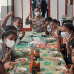 Foto: Kapolres Probolinggo Kota, AKBP Wadi Sa’bani, saat mengunjungi anak asuh siswa/siswi asal Papua di Asrama Yayasan Dharma Bakti LKSA - Asrama Putri Santo Yoseph.
