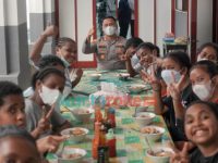 Foto: Kapolres Probolinggo Kota, AKBP Wadi Sa’bani, saat mengunjungi anak asuh siswa/siswi asal Papua di Asrama Yayasan Dharma Bakti LKSA - Asrama Putri Santo Yoseph.