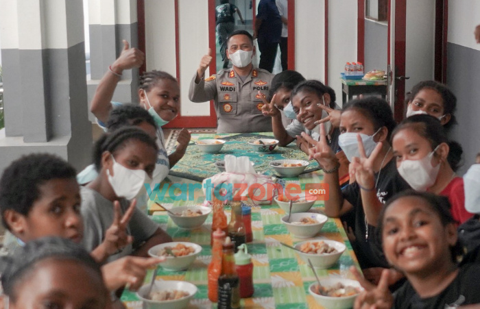 Foto: Kapolres Probolinggo Kota, AKBP Wadi Sa’bani, saat mengunjungi anak asuh siswa/siswi asal Papua di Asrama Yayasan Dharma Bakti LKSA - Asrama Putri Santo Yoseph.