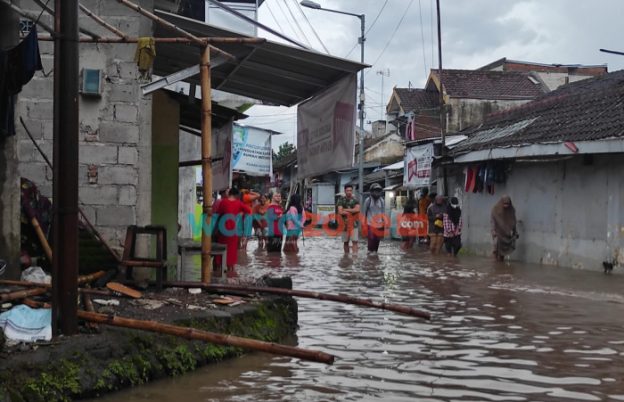 Foto: Lokasi banjir di sekitaran Kampus UIN KHAS Jember, Rabu (1/12/2021) sore.
