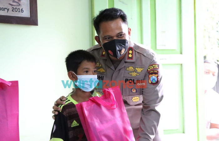 Foto: Polres Blitar Kota, saat menggelar vaksinasi Covid-19 kepada 27 anak jalanan di Balai RW 5 Kelurahan Kauman, Kecamatan Kepanjenkidul, Kota Blitar.