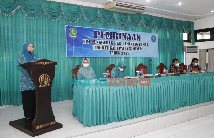Foto: Ketua TP PKK Kabupaten Sumenep, Nia Kurnia Fauzi, saat menyampaikan arahan dalam pembinaan pemenang lomba 10 program pokok TP PKK tingkat kabupaten. Kamis (2/12/2021).
