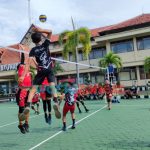 Foto: Tim bola volly putra Karangasem Bali dan tim bola volley putra Banyuwangi, saat menggelar latihan bersama.